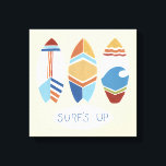 Surf ist auf! Surfbretter Leinwanddruck<br><div class="desc">Surf ist auf! Ich bis Juni Erica Vess. Mit drei Surfbrettern mit verschiedenen,  lustigen Designs und "Surf's Up" Phrase am unteren Bildrand.</div>