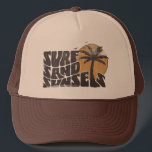 Surf Sand Sunsets Beach Life Palm Tree Truckerkappe<br><div class="desc">Der T - Shirt "Surf Sand Sunsets" ist die perfekte Ergänzung zu Ihrem Schrank im Sommer. Egal,  ob Sie die Wellen treffen oder einfach nur auf dem Sand sitzen,  dieser Tee hat Sie überdacht. Lass’s Mach dich bereit für einen Sommer voller Surf,  Sand und unvergessliche Sonnenuntergänge.</div>