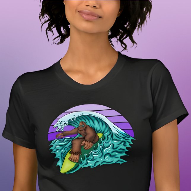 Surf Womens Funny Bigfoot Surfen Lila Retro T-Shirt (Von Creator hochgeladen)