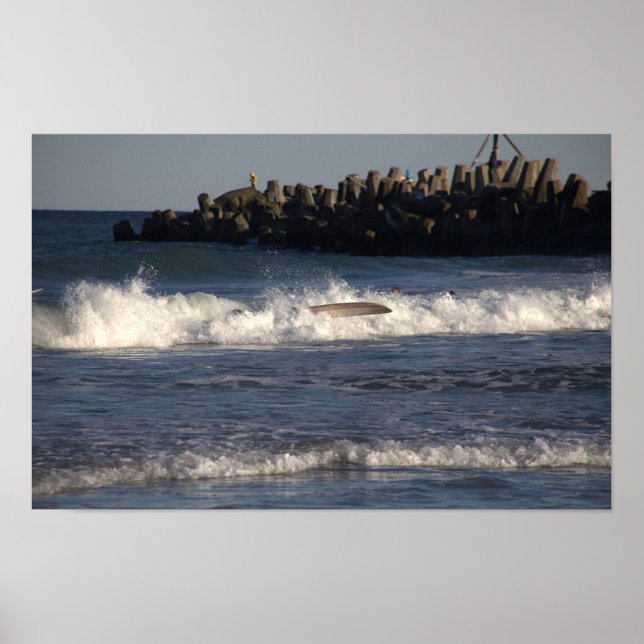 Surfboard in Waves Poster (Vorne)