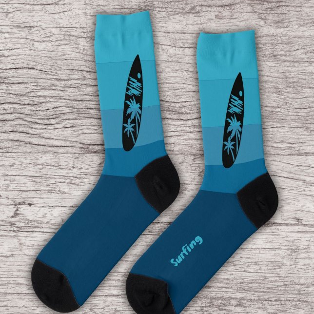 Surfboard-Silhouette in Ocean Waves Blue Socken (Von Creator hochgeladen)