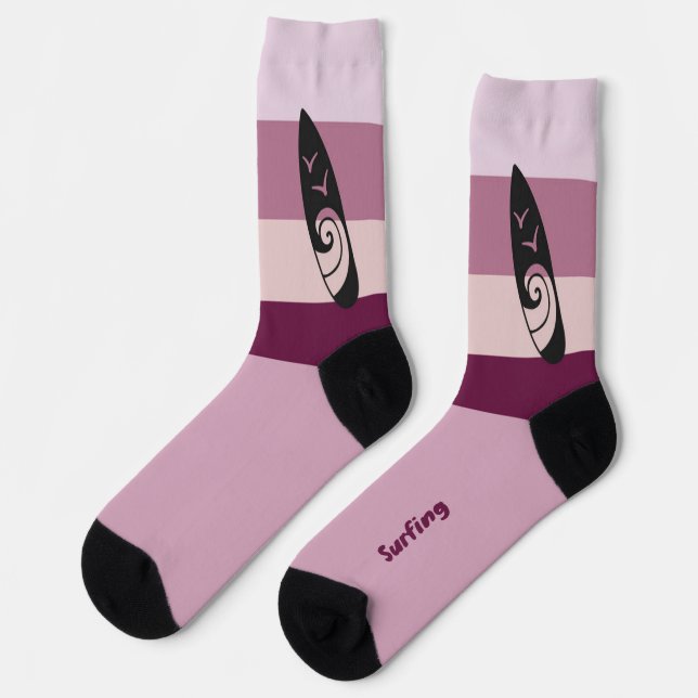 Surfboard-Silhouette über Mauve-Stimmungsfarbe Socken (Linkes Detail)
