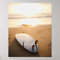 Surfbrett am Strand bei Sonnenuntergang