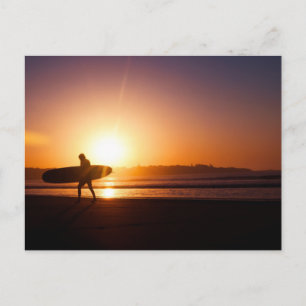Surfbrett am Strand bei Sunset Postkarte