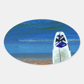 Surfbrett am Strand Ovaler Aufkleber