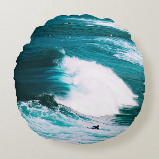 Surfbrett mit Meereswellen Rundes Kissen