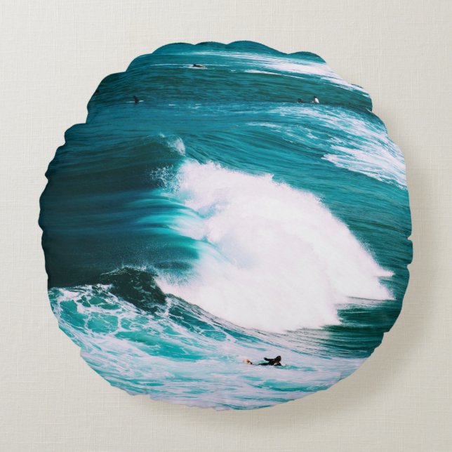 Surfbrett mit Meereswellen Rundes Kissen (Vorderseite)