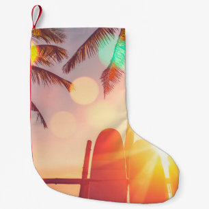 Surfbrett und Palmen auf Strand doppelte Expositio Kleiner Weihnachtsstrumpf
