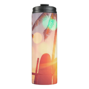 Surfbrett und Palmen auf Strand doppelte Expositio Thermosbecher
