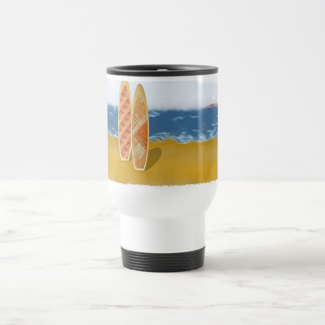 Surfbretter am Strand Reisebecher (Mittel)
