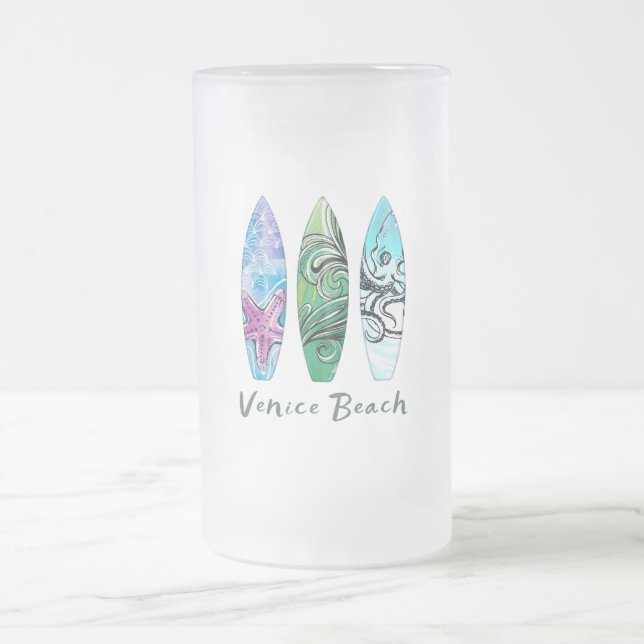 Surfbretter am Strand von Venedig Mattglas Bierglas (Mittel)