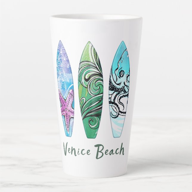Surfbretter am Strand von Venice California Latte  Milchtasse (Vorderseite)