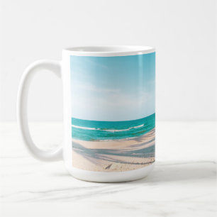 Surfbretter am Strand werfen Kissen Kaffeetasse