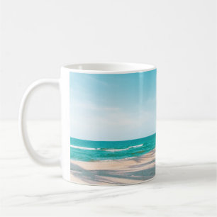 Surfbretter am Strand werfen Kissen Kaffeetasse