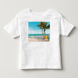 Surfbretter am Strand werfen Kissen Kleinkind T-shirt