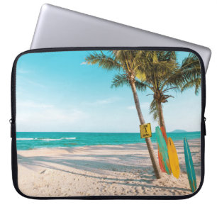 Surfbretter am Strand werfen Kissen Laptopschutzhülle