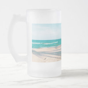 Surfbretter am Strand werfen Kissen Mattglas Bierglas