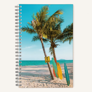 Surfbretter am Strand werfen Kissen Notizbuch