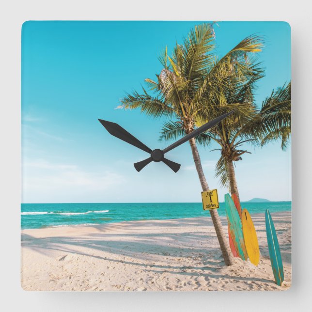 Surfbretter am Strand werfen Kissen Quadratische Wanduhr (Vorderseite)