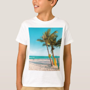 Surfbretter am Strand werfen Kissen T-Shirt