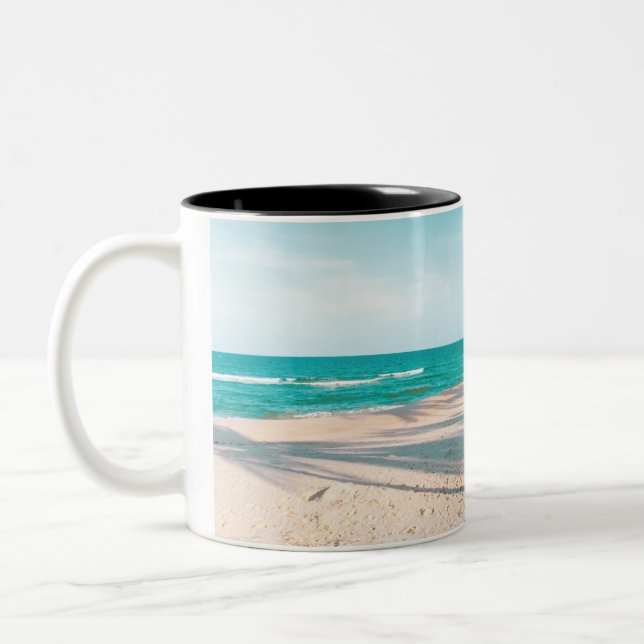 Surfbretter am Strand werfen Kissen Zweifarbige Tasse (Links)