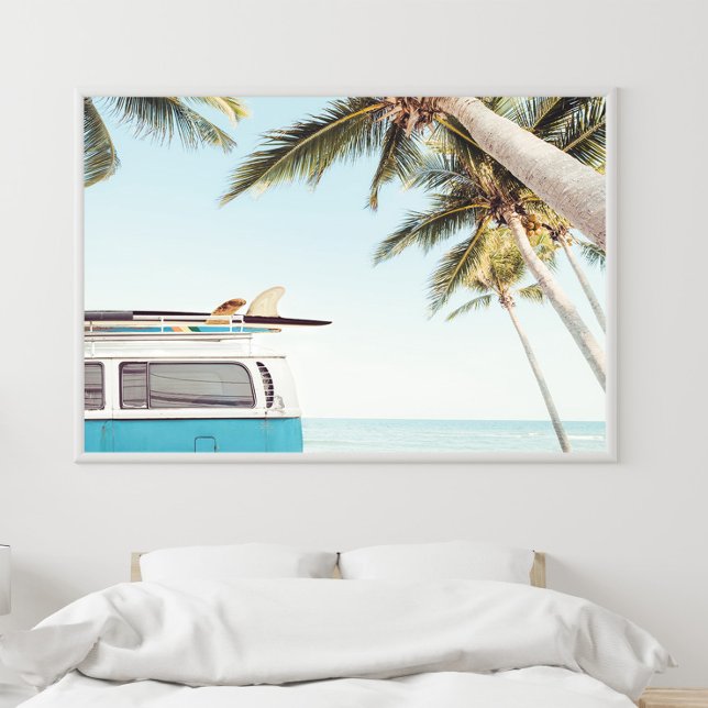 Surfbretter auf Retro Van Poster (Surfboards on Retro Van Coastal Poster in a white boho bedroom.)