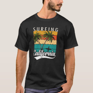Surfen am Strand von Kalifornien T-Shirt
