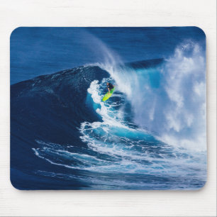Surfen auf der grünen Surfboard Mousepad