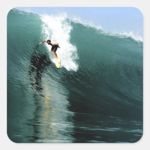 Surfen große grüne Extrem-Surfwelle Quadratischer Aufkleber