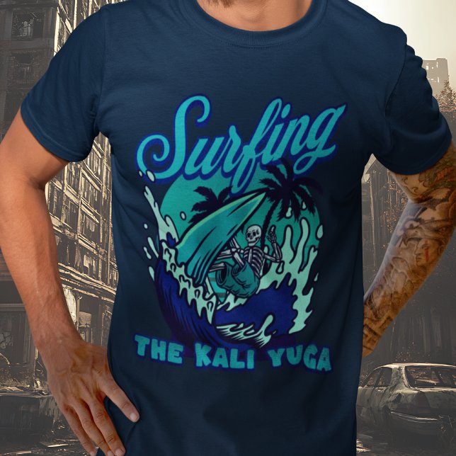 Surfen im Kali Yuga Surf Club T-Shirt (Von Creator hochgeladen)