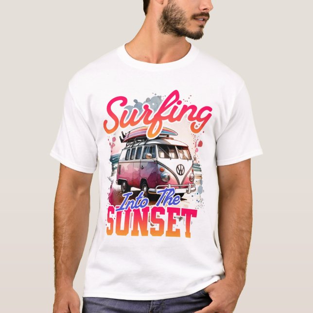 Surfen im Sonnenuntergang T-Shirt (Vorderseite)