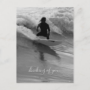 Surfen in den Wellen Graustufen denken Postkarte