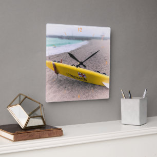Surfen in der Rettungsweste, West Bay, Dorset Quadratische Wanduhr