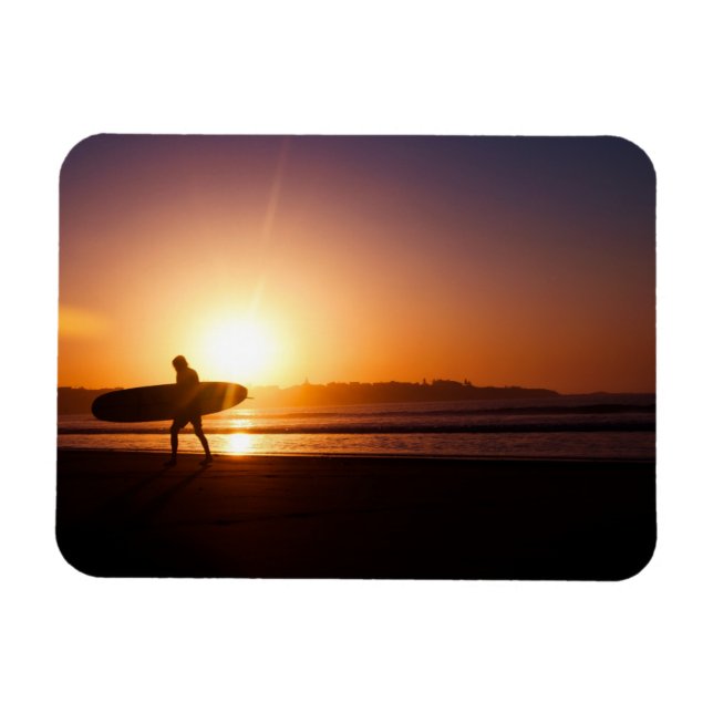 Surfen mit Surfbrett am Strand bei Sunset Magnet (Horizontal)