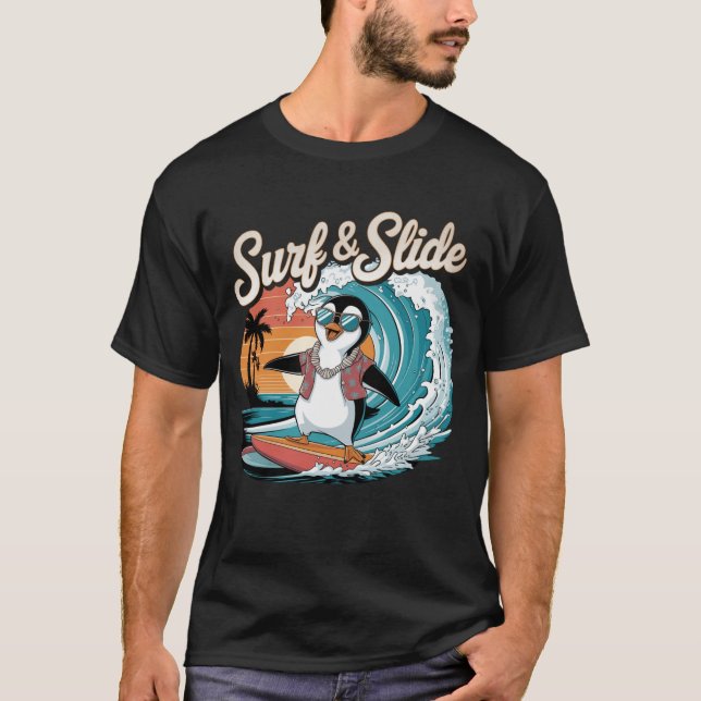 Surfen & Rutschen - Cooler Pinguin auf den Waves T-Shirt (Vorderseite)
