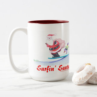 Surfen Santa Claus und ein verrückter Elf! Zweifarbige Tasse