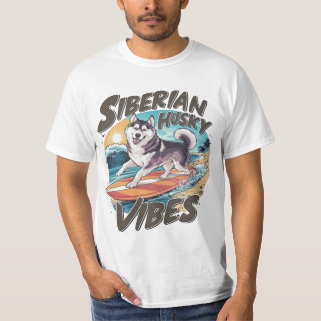 Surfen sibirischer Husky erobert tropischen Schnee T-Shirt (Vorderseite)