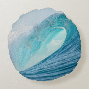 Surfende Fasswelle, die ringsum Kissen bricht