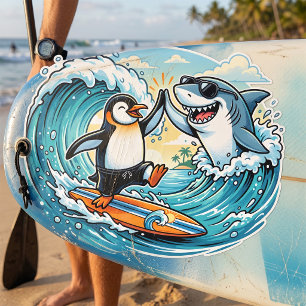 Surfender Pinguin und Hai geben sich High Five Quadratischer Aufkleber