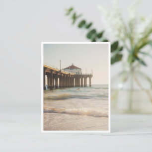 Surfer am Manhattan Beach Pier bei Sonnenuntergang Postkarte