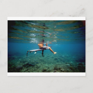 Surfer auf Surfbrett über Korallenriff Postkarte