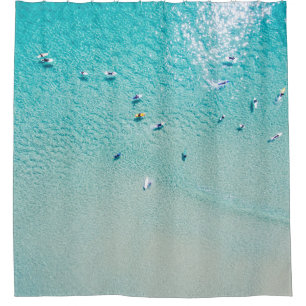 Surfer aus der Luft, klare Ozeane. Duschvorhang