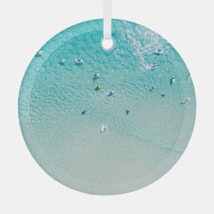 Surfer aus der Luft, klare Ozeane. Ornament Aus Glas