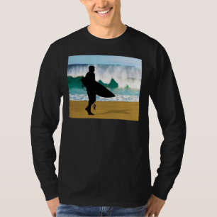 Surfer durch das Zerschmettern des Rohrs T-Shirt