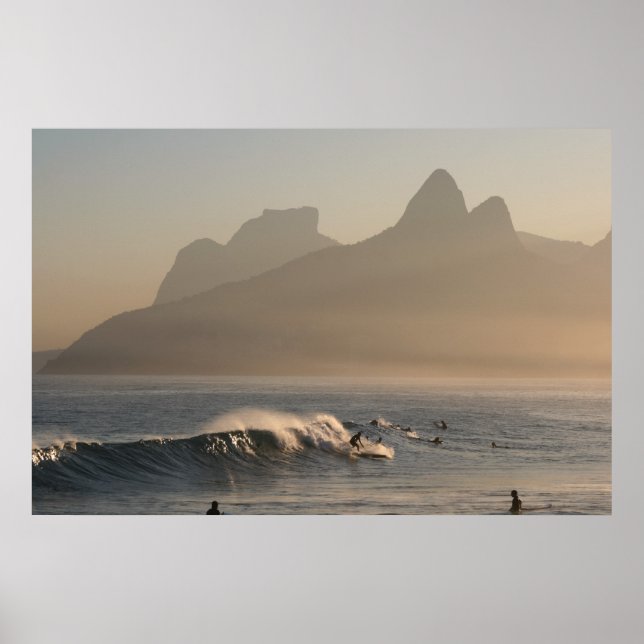 "Surfer in Arpoador, Rio de Janeiro" großes Poster (Vorne)