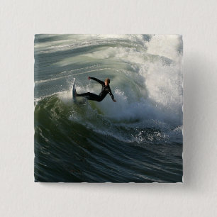 Surfer in einem Wetsuit-Button Button