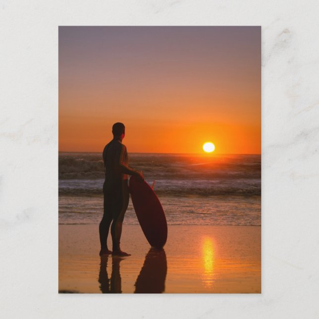 Surfer watching the waves postkarte (Vorderseite)