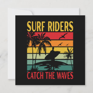 Surffahrer fangen die Wellen