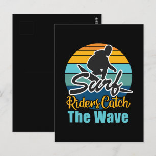Surffahrer fangen die Wellen Postkarte