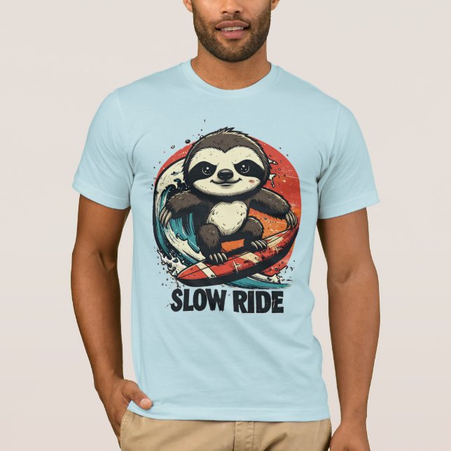 Surfing Sloth Gifts – “Slow Ride” Retro Sunset T-Shirt (Vorderseite)